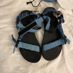 New with tags Arizona Love denim sandals. So cute for summer!
